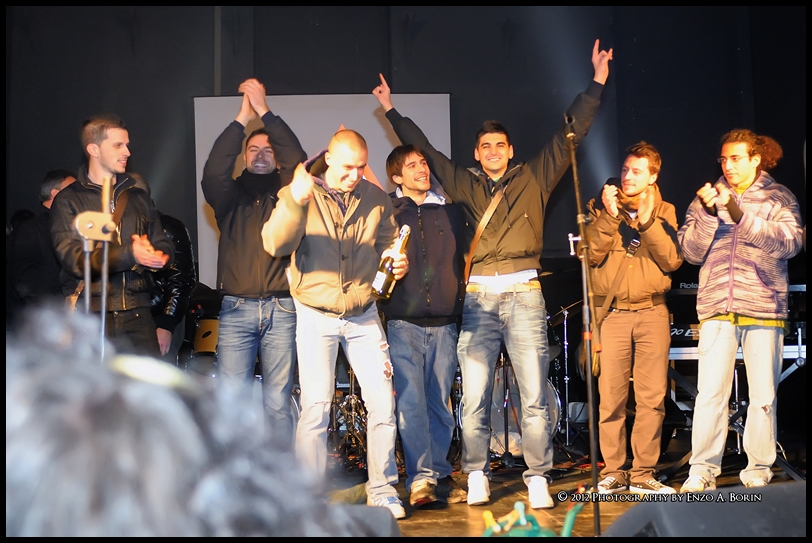 Il gruppo vincitore durante la premiazione