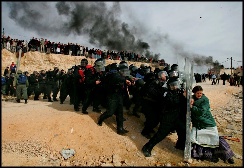 Una donna ebrea cerca di difendersi contro le truppe di sicurezza israeliane.